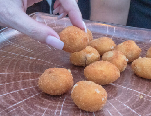 mesa-habla-sabores-primarios-gusto-croquetas-jamon