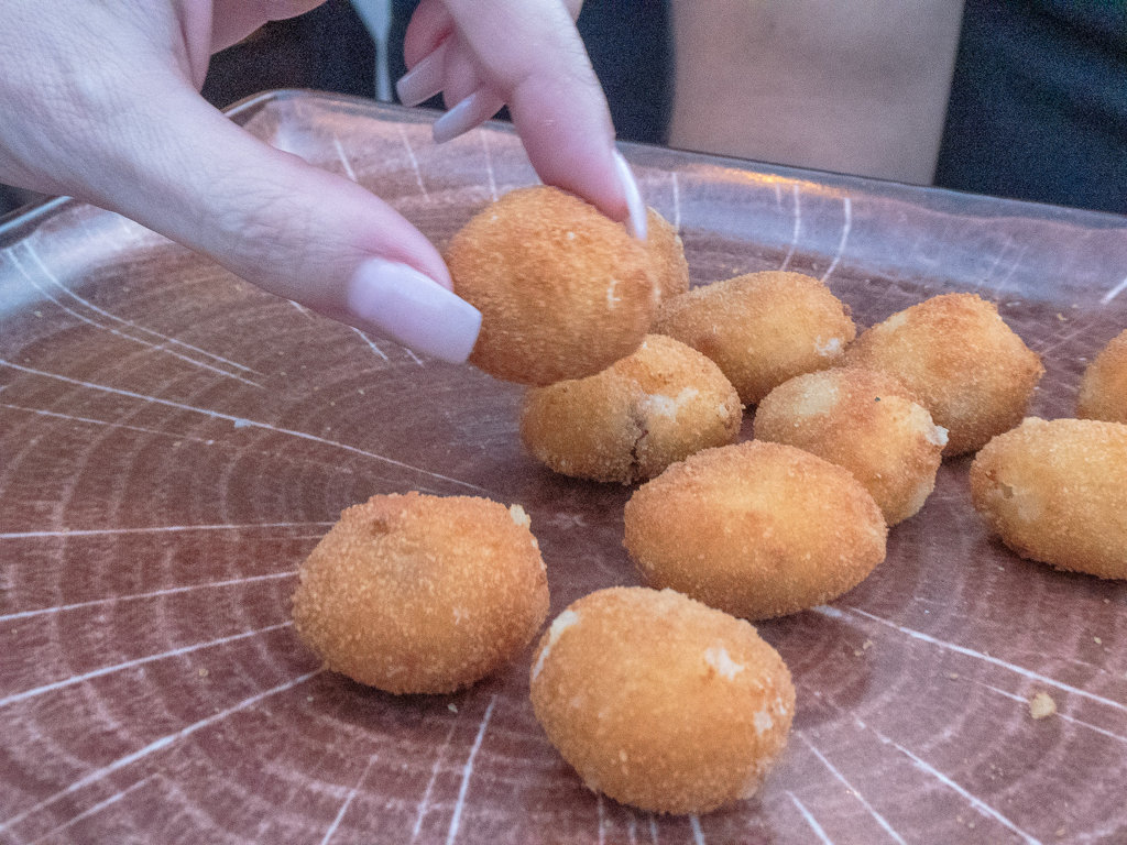 mesa-habla-sabores-primarios-gusto-croquetas-jamon