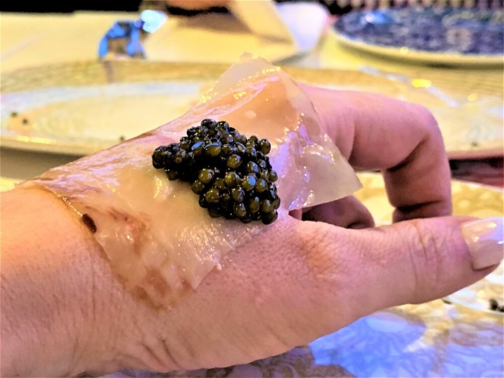 mesa-habla-restaurante-nena-papada-caviar-mano