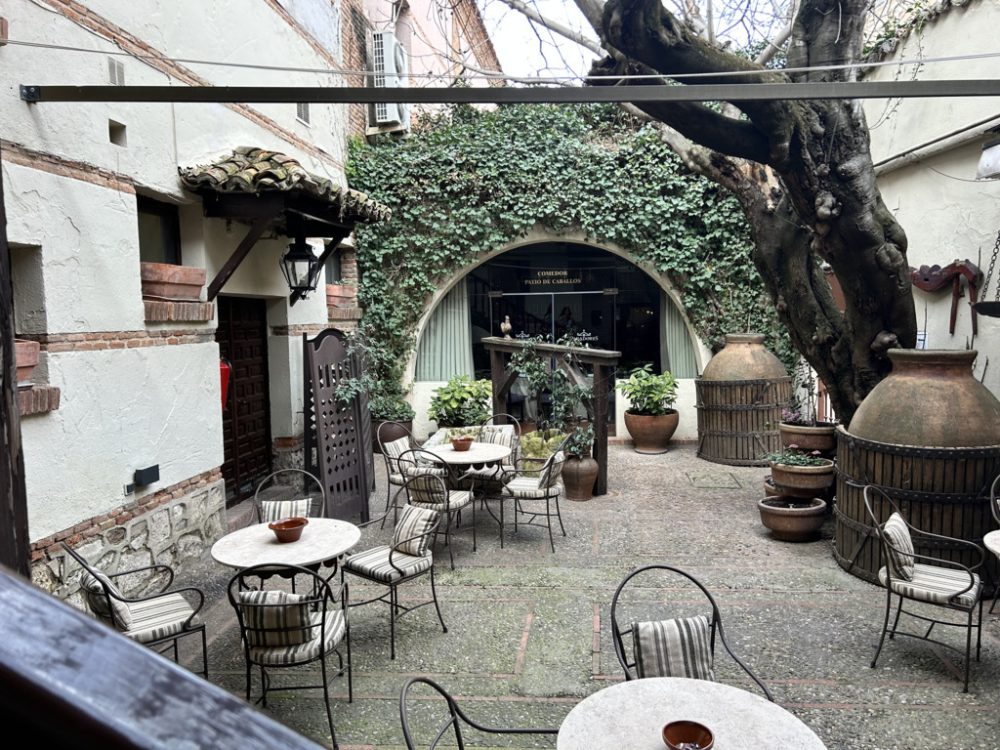 mesa-habla-hosteria-estudiante-patio-caballos