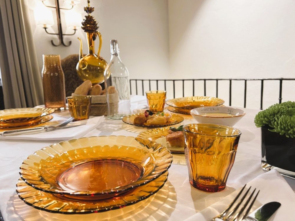 mesa-habla-parador-alcala-cuentame-vajilla-duralex