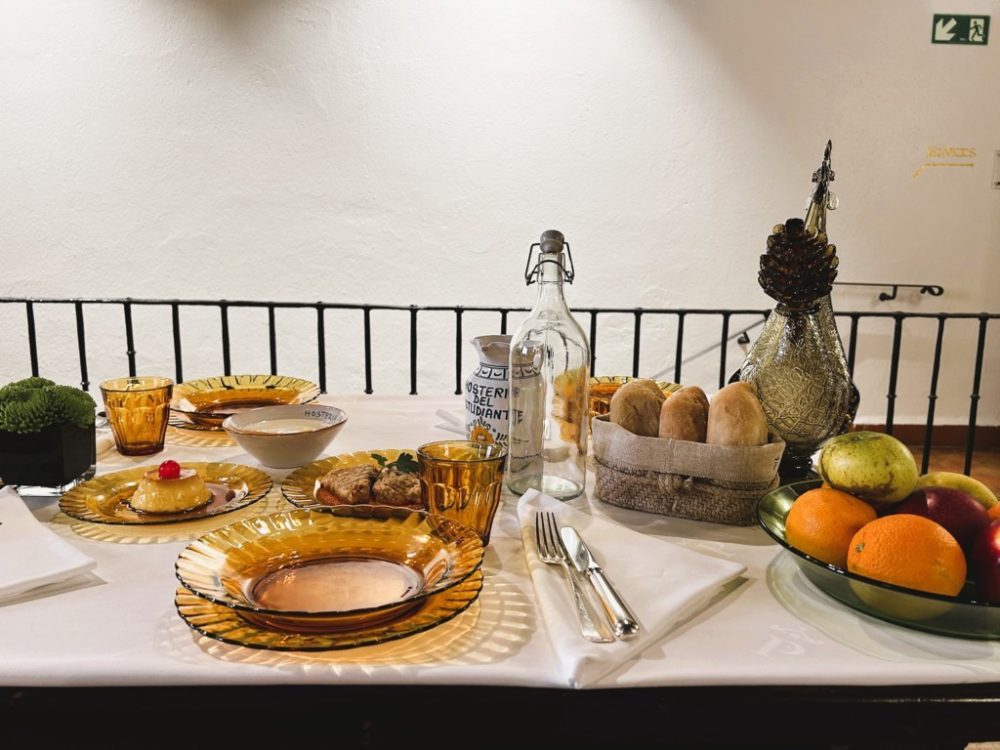 mesa-habla-parador-alcala-cuentame-vajilla-duralex-3