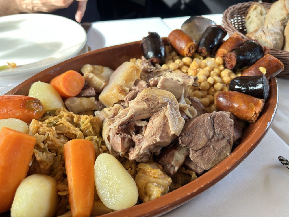 mesa-habla-cocido-madrileno-leitariegos-fuente-carnes