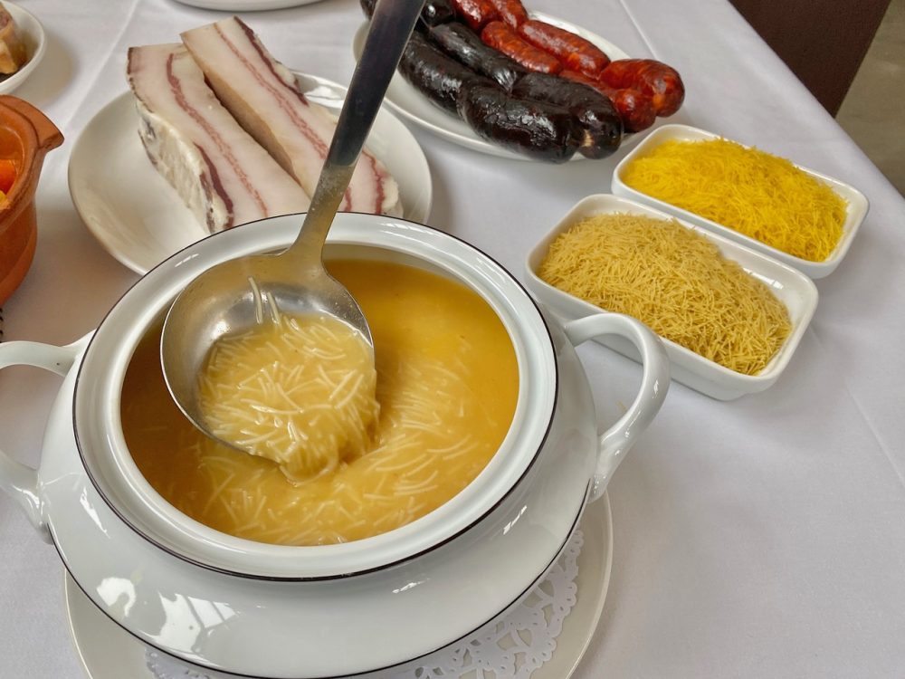 mesa-habla-cocido-madrileno-leitariegos-sopa-fideos
