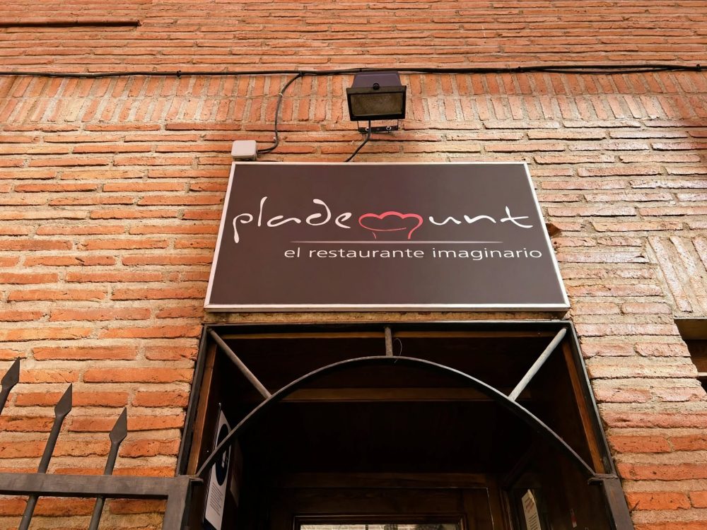 mesa-habla-plademunt-restaurante-imaginario-fachada